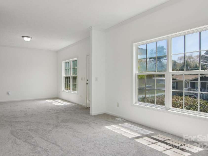 11 Frederick Lane, Hendersonville, NC 28792.  MLS# CAR4249058, YatesRealty ID 10505. 