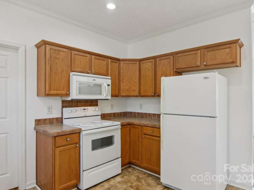 11 Frederick Lane, Hendersonville, NC 28792.  MLS# CAR4249058, YatesRealty ID 10505. 