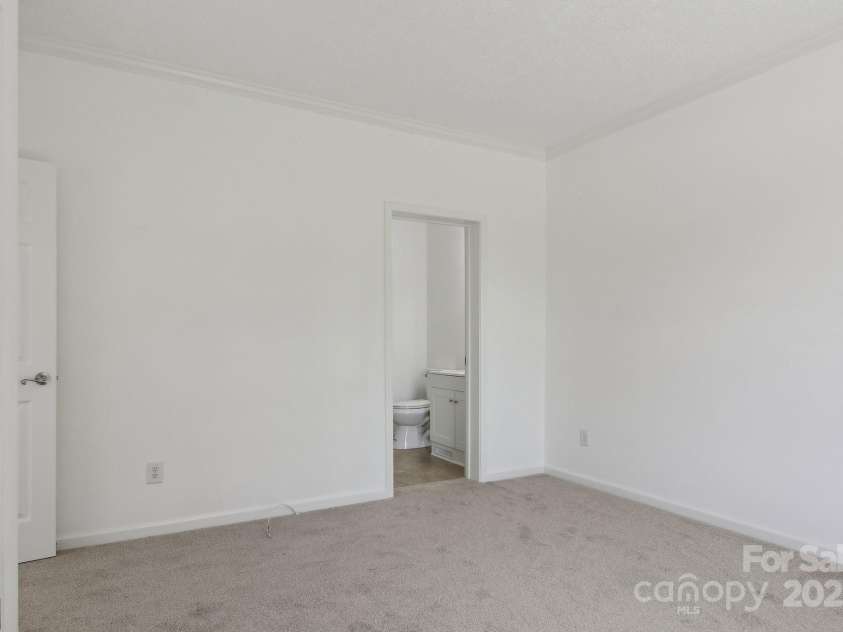 11 Frederick Lane, Hendersonville, NC 28792.  MLS# CAR4249058, YatesRealty ID 10505. 