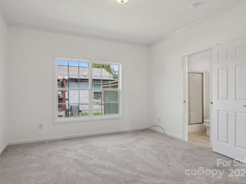 11 Frederick Lane, Hendersonville, NC 28792.  MLS# CAR4249058, YatesRealty ID 10505. 