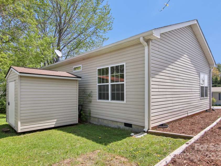 11 Frederick Lane, Hendersonville, NC 28792.  MLS# CAR4249058, YatesRealty ID 10505. 