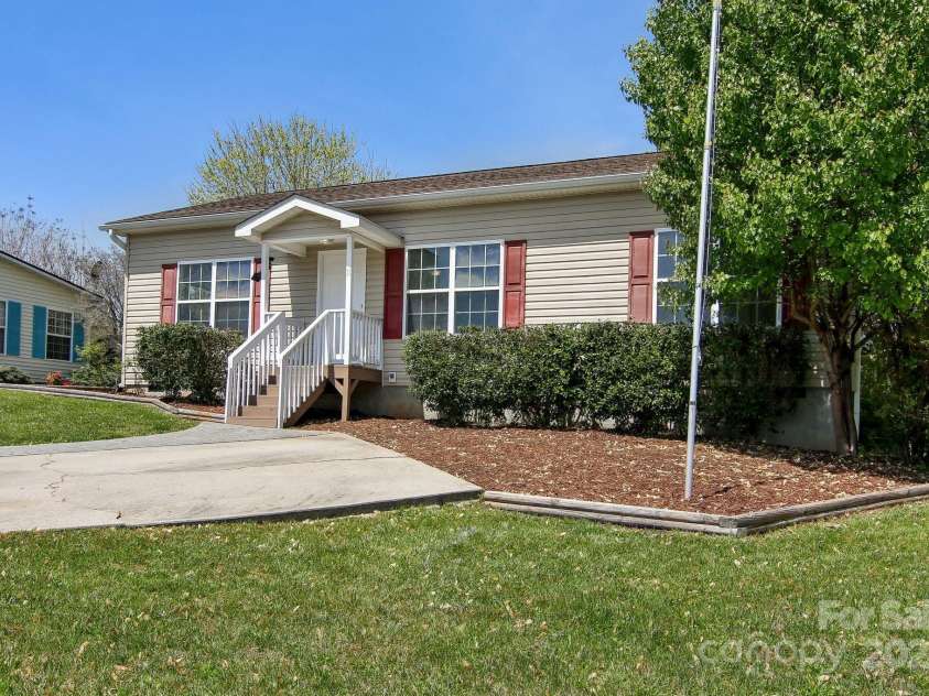 11 Frederick Lane, Hendersonville, NC 28792.  MLS# CAR4249058, YatesRealty ID 10505. 