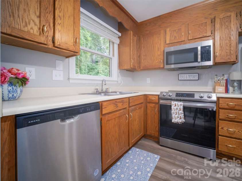 2039 Union Road, Gastonia, NC 28054.  MLS# CAR4354954, YatesRealty ID 10505. Kitchen with LVP flooring