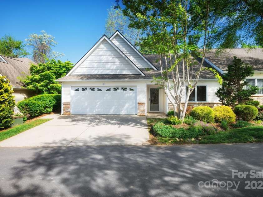 19 Beekeeper Trail, Swannanoa, NC 28778.  MLS# CAR4251601, YatesRealty ID 10506. Expertly Renovated Townhome In Lovely Bee Tree Village