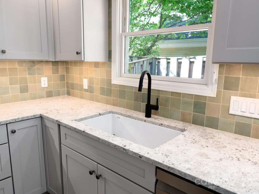 19 Beekeeper Trail, Swannanoa, NC 28778.  MLS# CAR4251601, YatesRealty ID 10506. Gorgeous Granite and Mosaic-Tile Backsplash