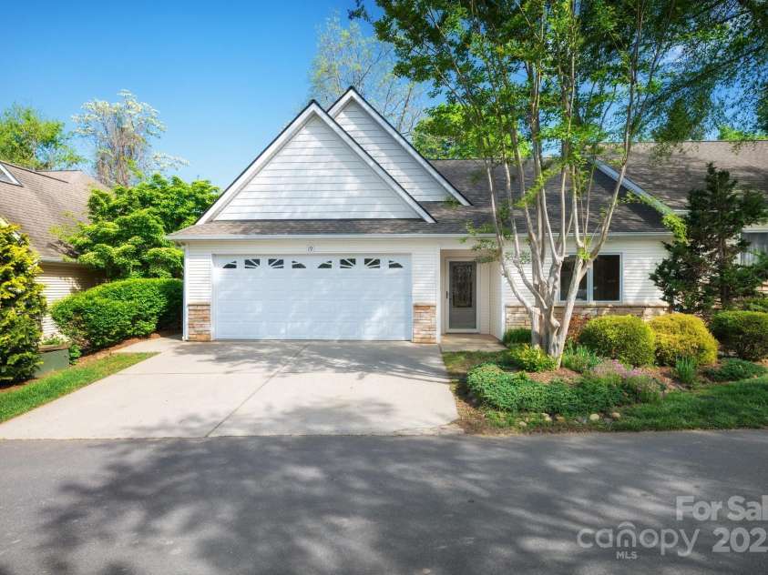 19 Beekeeper Trail, Swannanoa, NC 28778.  MLS# CAR4251601, YatesRealty ID 10506. One-Level Living In Western North Carolina