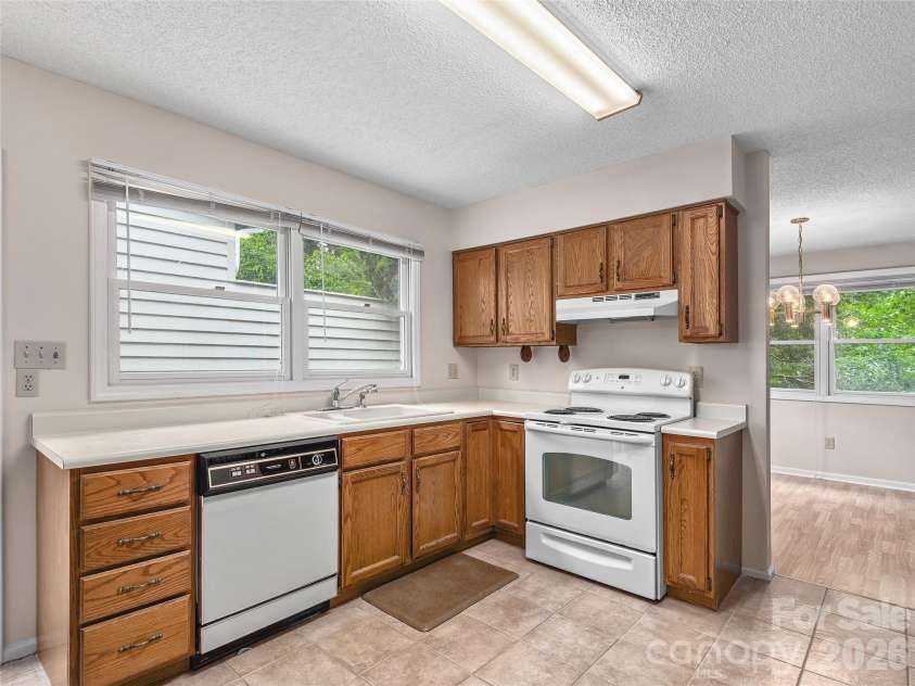 20 Cedarcliff Circle, Asheville, NC 28803.  MLS# CAR4360512, YatesRealty ID 10507. 