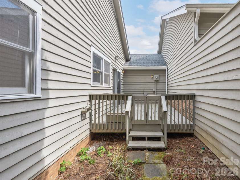 20 Cedarcliff Circle, Asheville, NC 28803.  MLS# CAR4360512, YatesRealty ID 10507. 