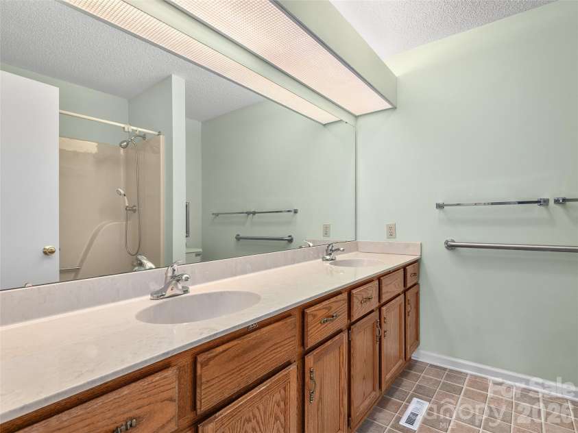 20 Cedarcliff Circle, Asheville, NC 28803.  MLS# CAR4360512, YatesRealty ID 10507. 