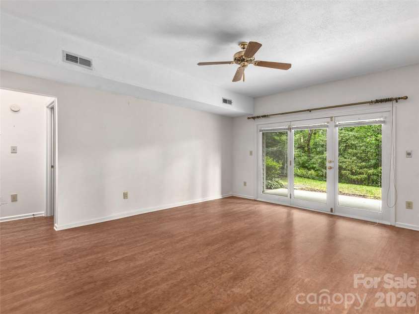 20 Cedarcliff Circle, Asheville, NC 28803.  MLS# CAR4360512, YatesRealty ID 10507. 