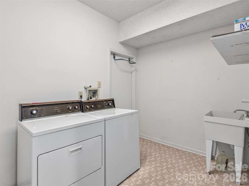 20 Cedarcliff Circle, Asheville, NC 28803.  MLS# CAR4360512, YatesRealty ID 10507. 