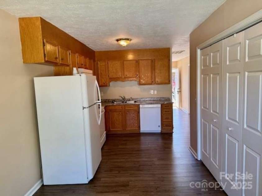 117 24th Street, Hickory, NC 28601.  MLS# CAR4245699, YatesRealty ID 10509. 