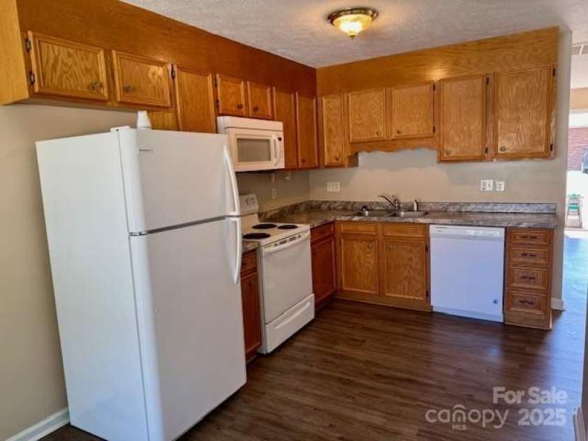 117 24th Street, Hickory, NC 28601.  MLS# CAR4245699, YatesRealty ID 10509. 