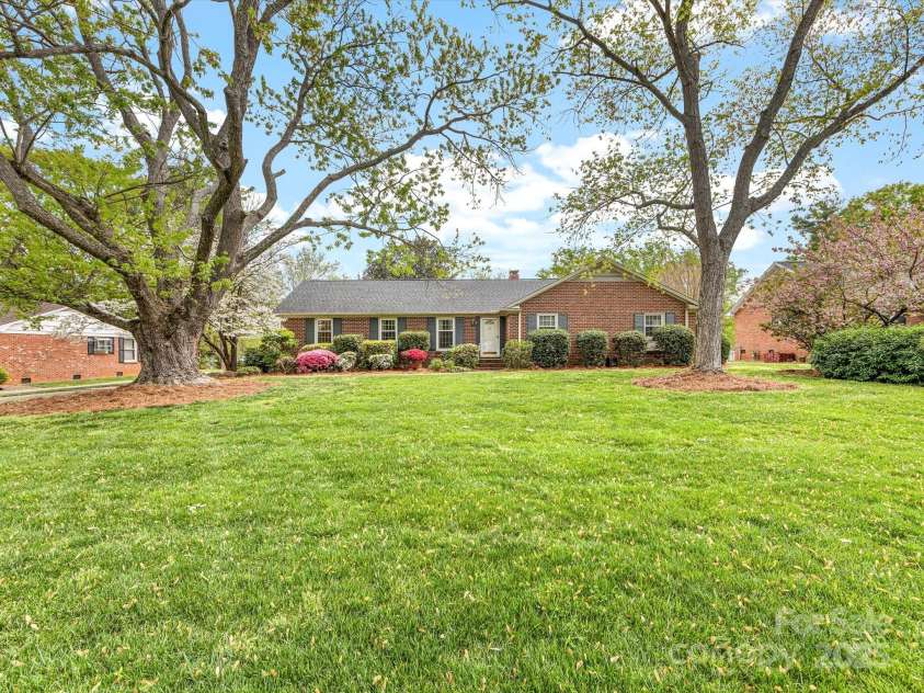 512 Holiday Road, Gastonia, NC 28054.  MLS# CAR4213727, YatesRealty ID 10510. 