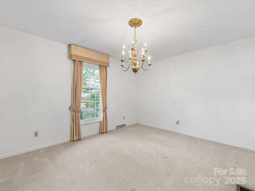 512 Holiday Road, Gastonia, NC 28054.  MLS# CAR4213727, YatesRealty ID 10510. Dining room