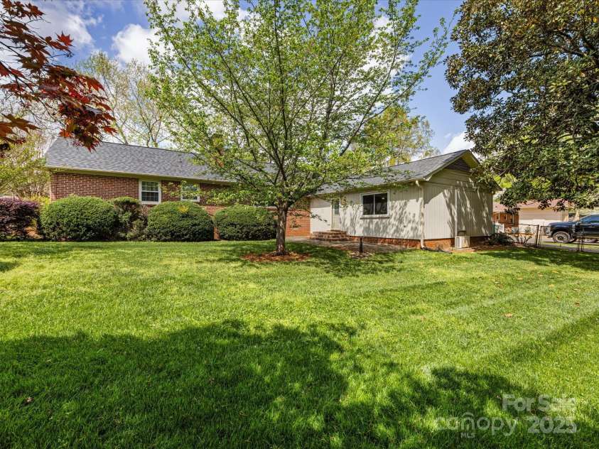 512 Holiday Road, Gastonia, NC 28054.  MLS# CAR4213727, YatesRealty ID 10510. Lovely flat & fenced backyard