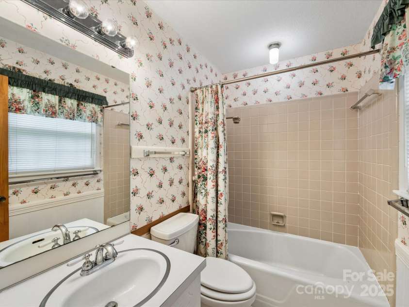 512 Holiday Road, Gastonia, NC 28054.  MLS# CAR4213727, YatesRealty ID 10510. Primary bathroom