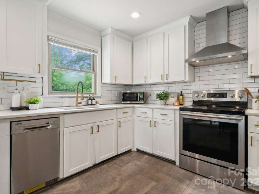 4021 Paisley Place, Charlotte, NC 28208.  MLS# CAR4253006, YatesRealty ID 10511. 