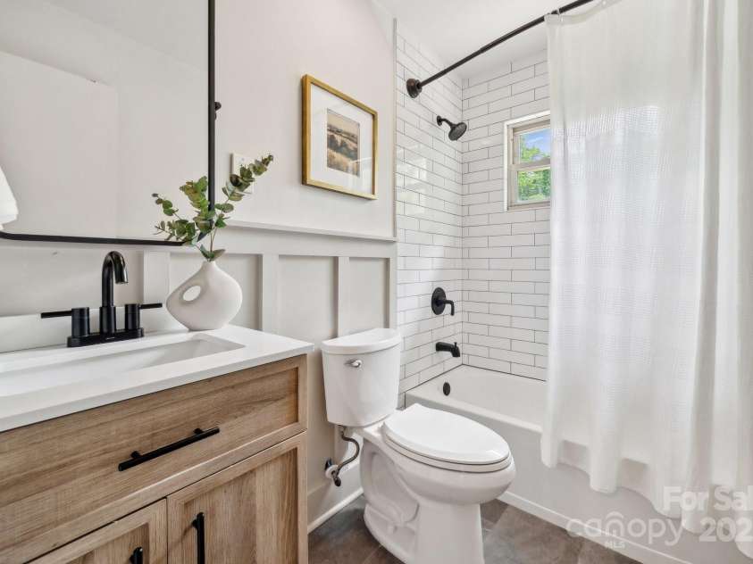 4021 Paisley Place, Charlotte, NC 28208.  MLS# CAR4253006, YatesRealty ID 10511. 