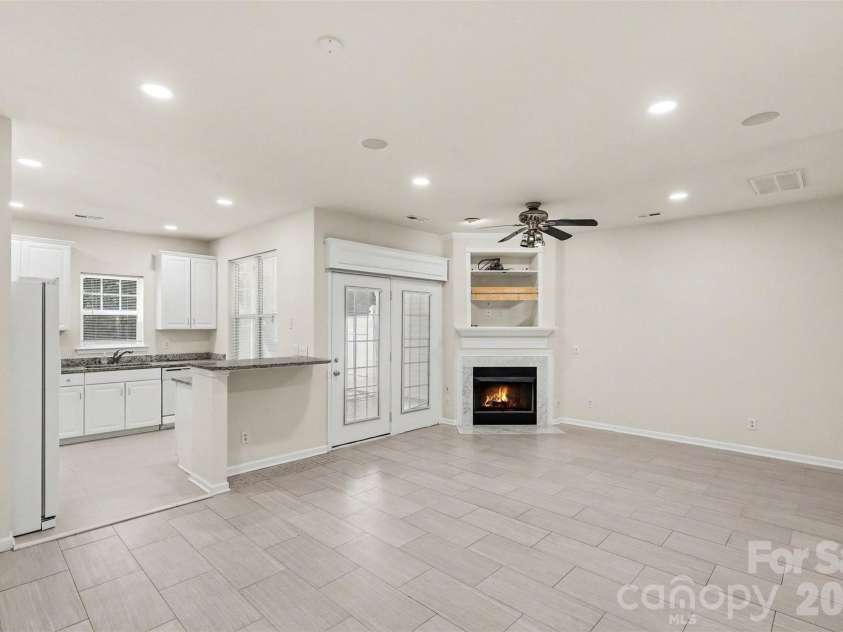 16914 Commons Creek Drive, Charlotte, NC 28277.  MLS# CAR4364676, YatesRealty ID 10512. Kitchen with Island