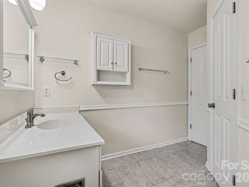16914 Commons Creek Drive, Charlotte, NC 28277.  MLS# CAR4364676, YatesRealty ID 10512. Master Bath