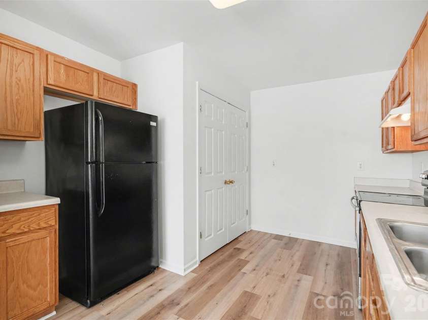 1215 Mcallister Drive, Charlotte, NC 28216.  MLS# CAR4367295, YatesRealty ID 10514. 