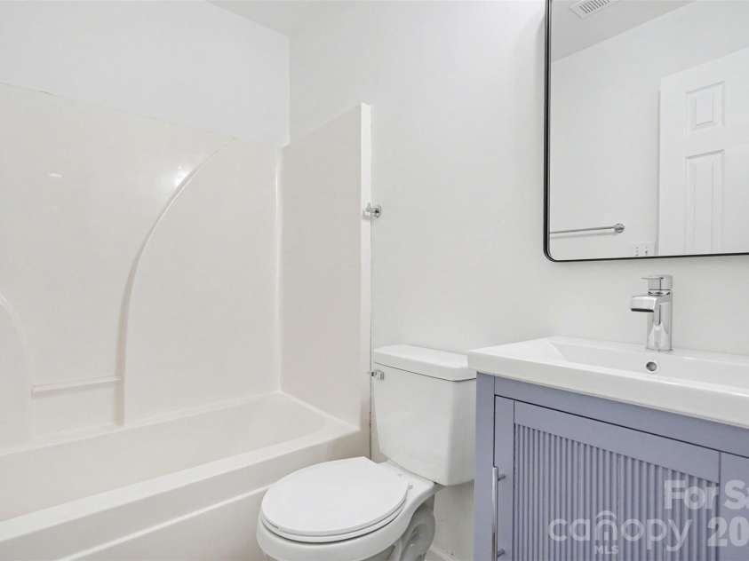 1215 Mcallister Drive, Charlotte, NC 28216.  MLS# CAR4367295, YatesRealty ID 10514. 
