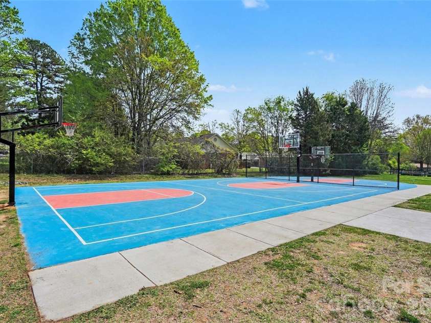 1215 Mcallister Drive, Charlotte, NC 28216.  MLS# CAR4367295, YatesRealty ID 10514. 