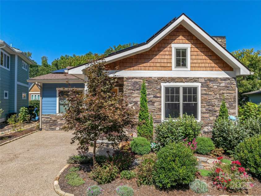 18 Destination Drive, Asheville, NC 28806.  MLS# CAR4305303, YatesRealty ID 10515. 