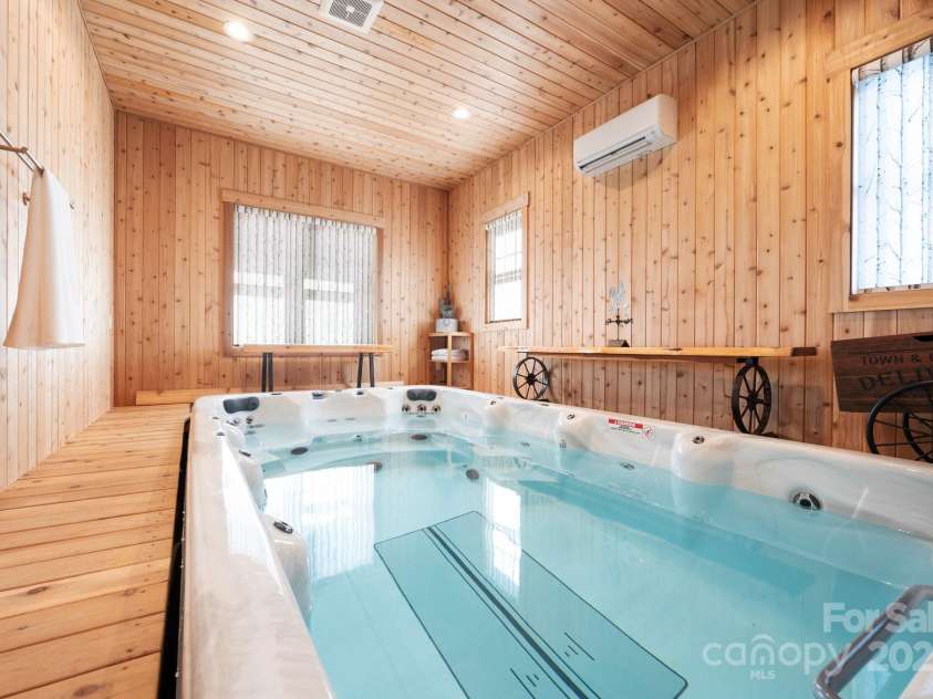 18 Destination Drive, Asheville, NC 28806.  MLS# CAR4305303, YatesRealty ID 10515. 