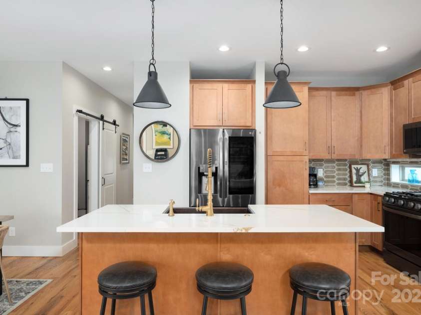 18 Destination Drive, Asheville, NC 28806.  MLS# CAR4305303, YatesRealty ID 10515. 