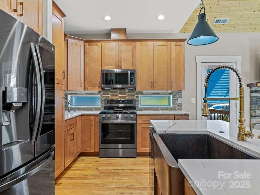 18 Destination Drive, Asheville, NC 28806.  MLS# CAR4305303, YatesRealty ID 10515. 