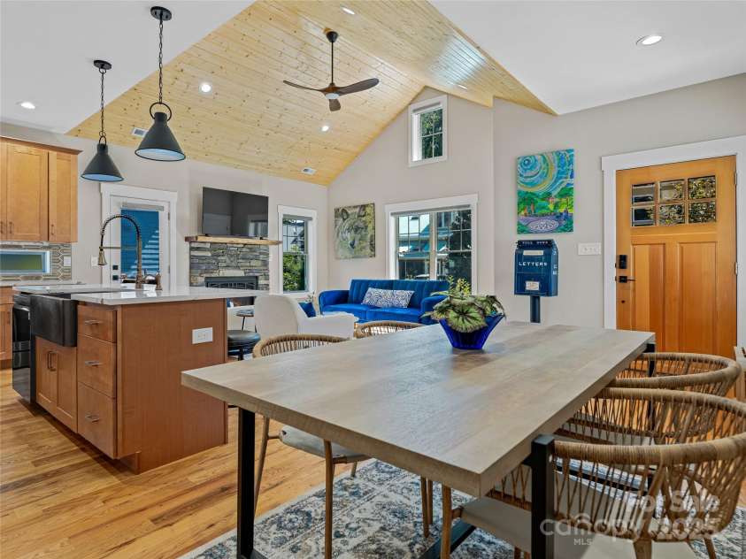 18 Destination Drive, Asheville, NC 28806.  MLS# CAR4305303, YatesRealty ID 10515. 