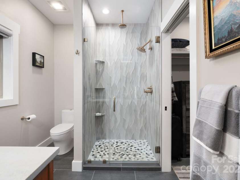 18 Destination Drive, Asheville, NC 28806.  MLS# CAR4305303, YatesRealty ID 10515. 