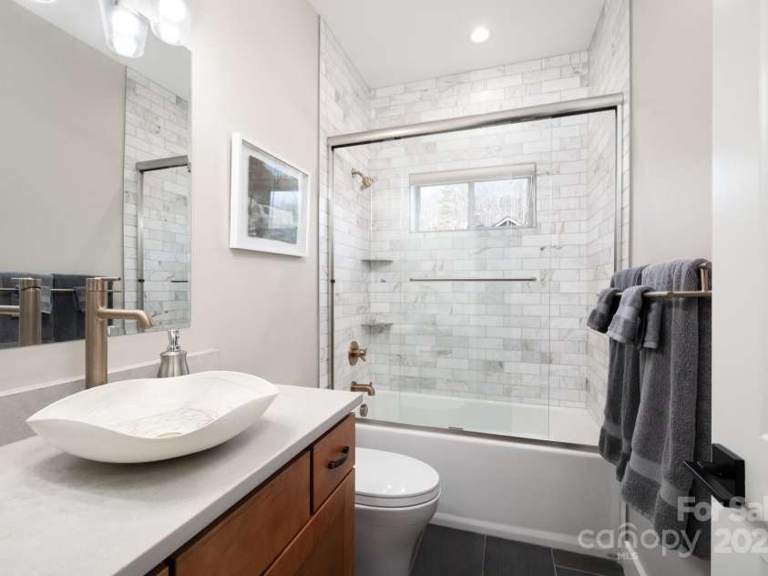 18 Destination Drive, Asheville, NC 28806.  MLS# CAR4305303, YatesRealty ID 10515. 
