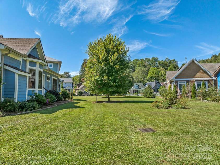 18 Destination Drive, Asheville, NC 28806.  MLS# CAR4305303, YatesRealty ID 10515. 