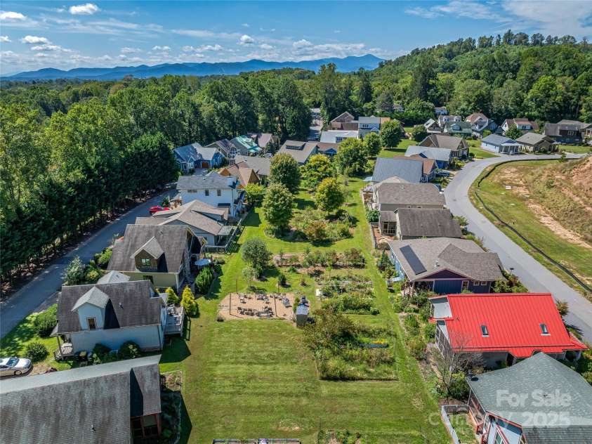 18 Destination Drive, Asheville, NC 28806.  MLS# CAR4305303, YatesRealty ID 10515. 