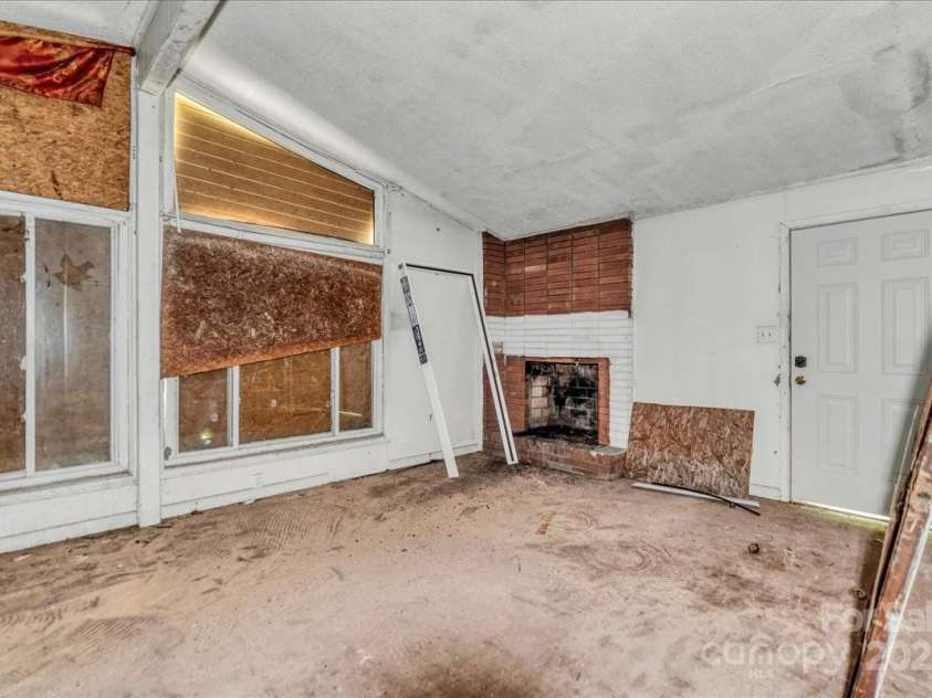 714 Pine Street, Hamlet, NC 28345.  MLS# CAR4267814, YatesRealty ID 10519. Living room
