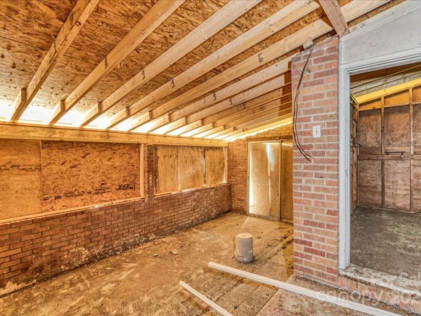 714 Pine Street, Hamlet, NC 28345.  MLS# CAR4267814, YatesRealty ID 10519. Sunroom off from kitchen