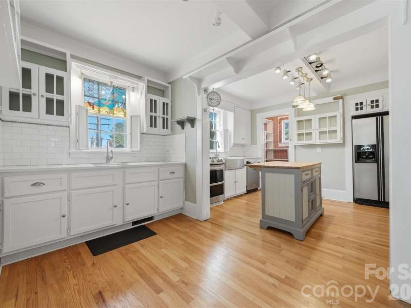 1010 College Avenue, Lenoir, NC 28645.  MLS# CAR4381290, YatesRealty ID 1052. 