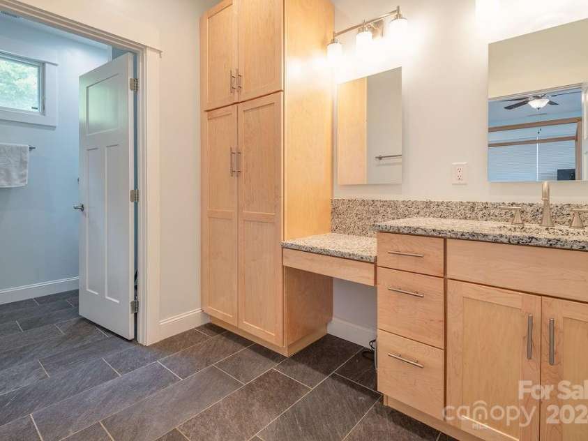 406 Kessler Place, Asheville, NC 28804.  MLS# CAR4172297, YatesRealty ID 1052. 3 closets in this 3rd level primary bedroom! 