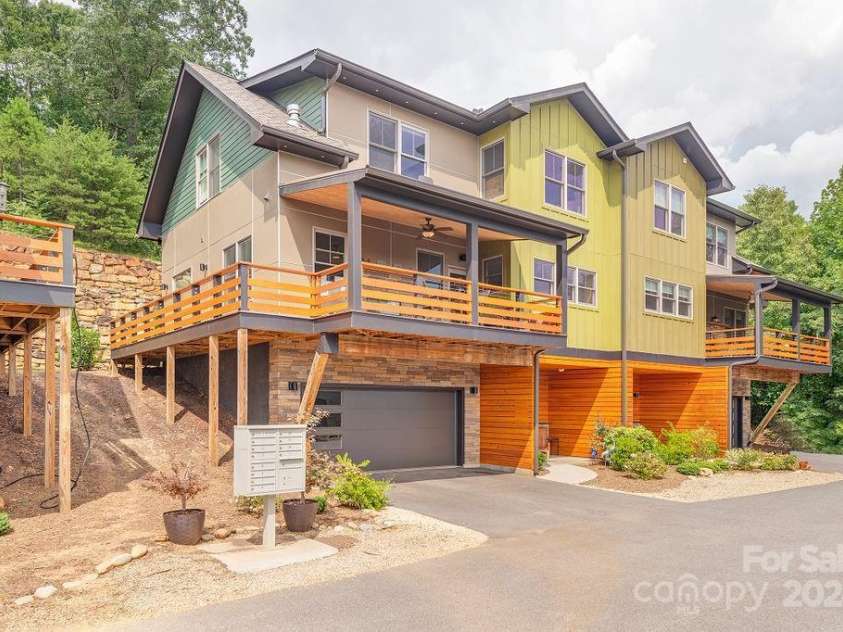 406 Kessler Place, Asheville, NC 28804.  MLS# CAR4172297, YatesRealty ID 1052. Check out the expansive wrap around deck w/views.