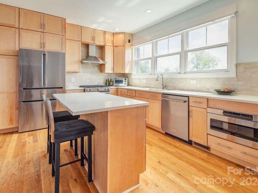 406 Kessler Place, Asheville, NC 28804.  MLS# CAR4172297, YatesRealty ID 1052. Chefs kitchen with SS appliances and dual fuel stove.
