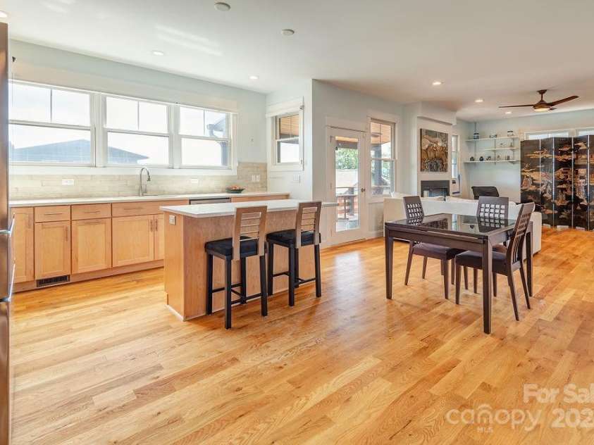 406 Kessler Place, Asheville, NC 28804.  MLS# CAR4172297, YatesRealty ID 1052. Eat in bar.