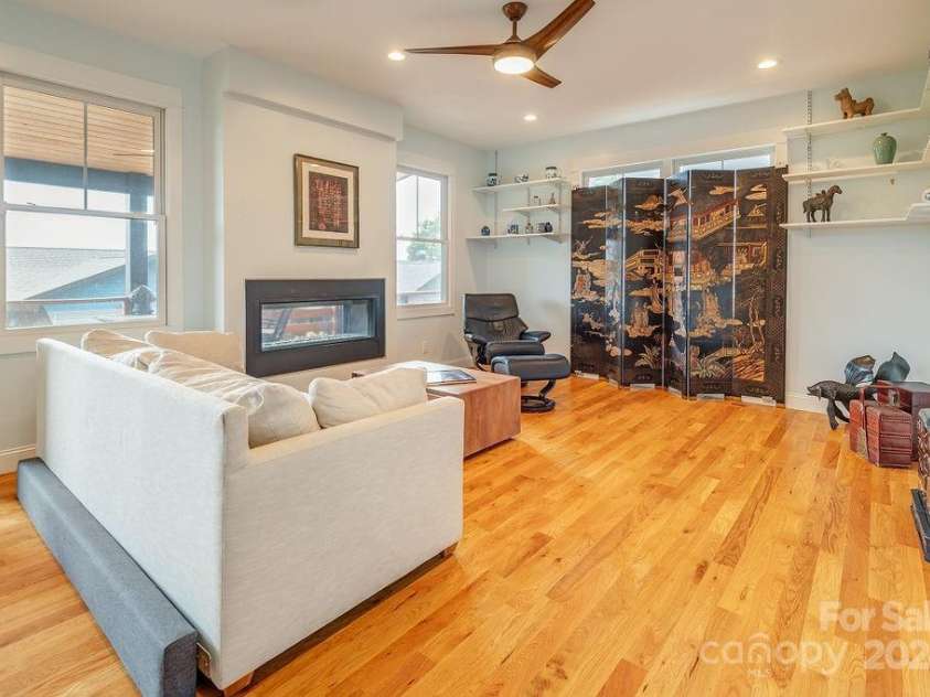 406 Kessler Place, Asheville, NC 28804.  MLS# CAR4172297, YatesRealty ID 1052. Open floorplan w/ tons of natural light.