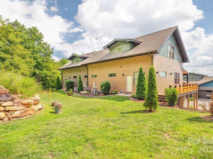 406 Kessler Place, Asheville, NC 28804.  MLS# CAR4172297, YatesRealty ID 1052. RARE backyard! Super flat! 