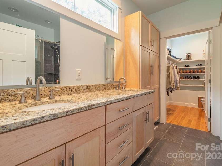 406 Kessler Place, Asheville, NC 28804.  MLS# CAR4172297, YatesRealty ID 1052. Second level en-suite bath w/ walk in closet.