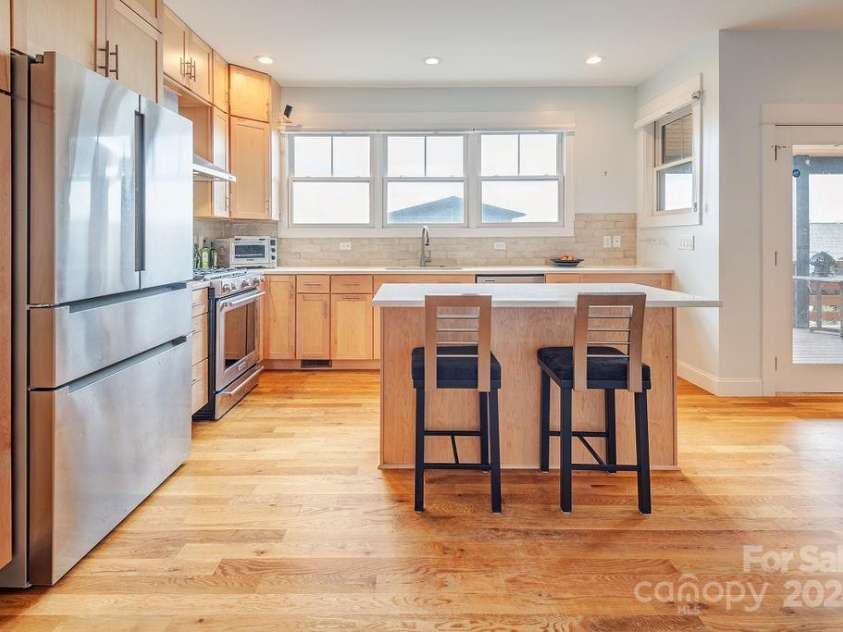 406 Kessler Place, Asheville, NC 28804.  MLS# CAR4172297, YatesRealty ID 1052. Views, views, views!