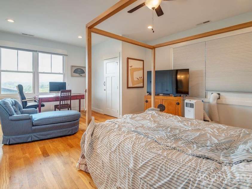 406 Kessler Place, Asheville, NC 28804.  MLS# CAR4172297, YatesRealty ID 1052. Views, views, views, + natural light!