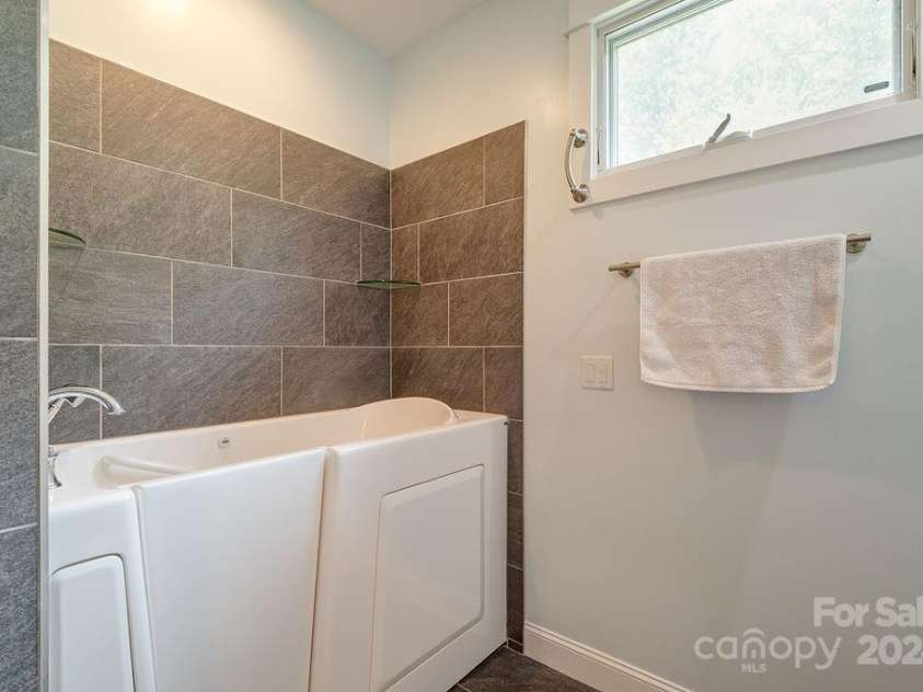 406 Kessler Place, Asheville, NC 28804.  MLS# CAR4172297, YatesRealty ID 1052. Walk in bathtub in 3rd level primary bedroom!